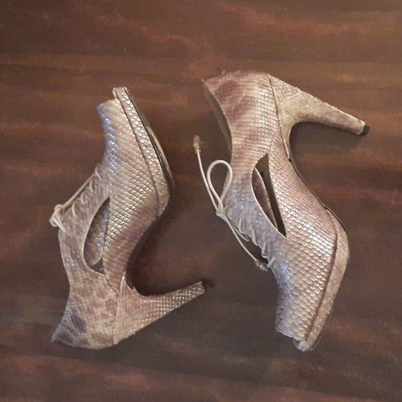 Stuart Weitzman Gold Peep-Toe Shoes, Metallic Snake-skin Leather, Size 6.5M - Picture 4 of 5